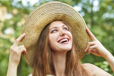 güzel bir kadın şapkası