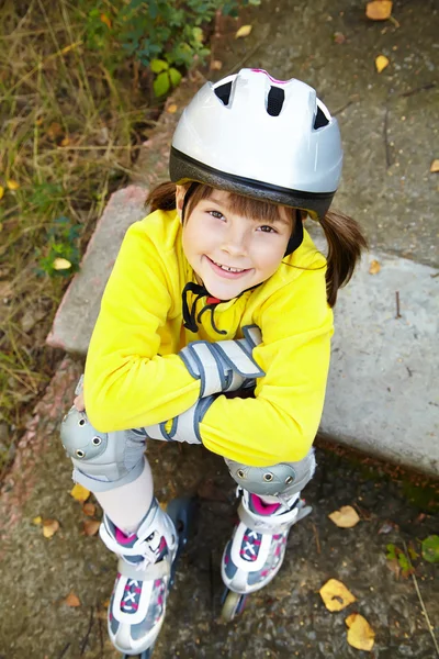 Маленька дівчинка в ковзанах у парку — стокове фото