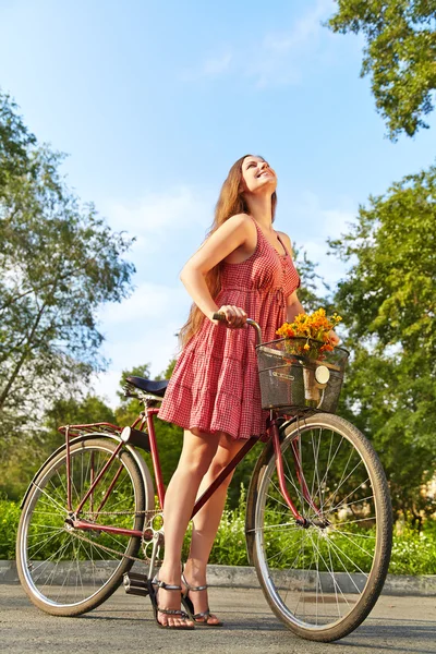 Jovem mulher e bicicleta — Fotografia de Stock