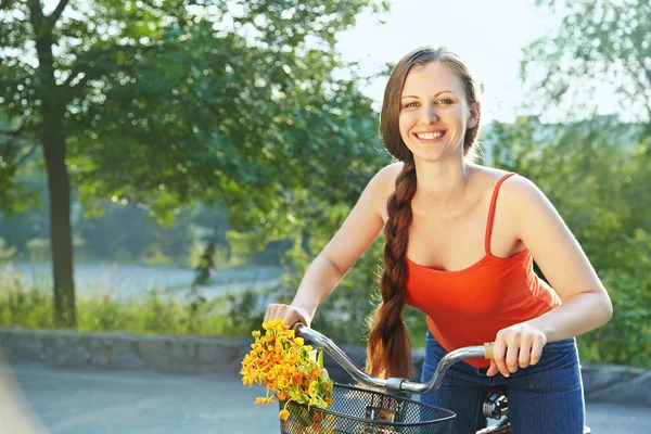 Jovem mulher e bicicleta — Fotografia de Stock