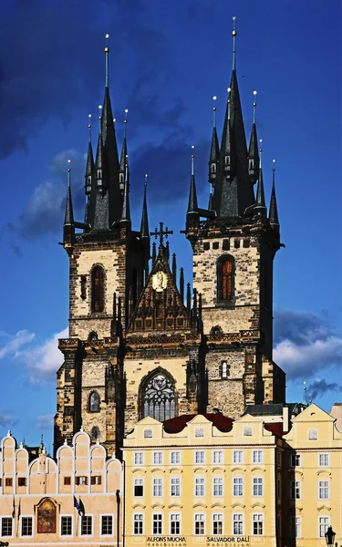 Tyn Katedrali Prag zirvesinde — Stok fotoğraf