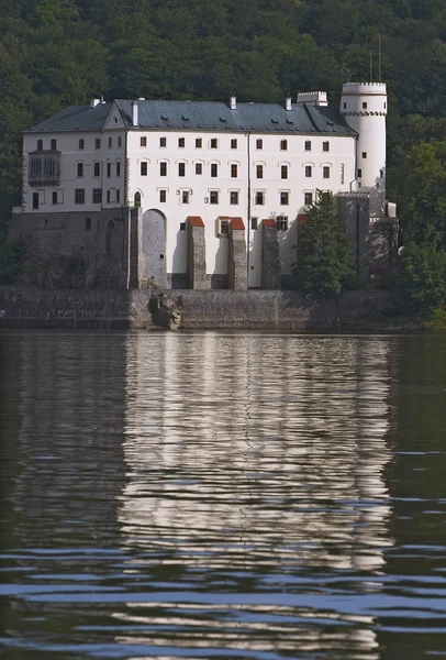 Orlik slottet spegling i floden vltava — Stockfoto