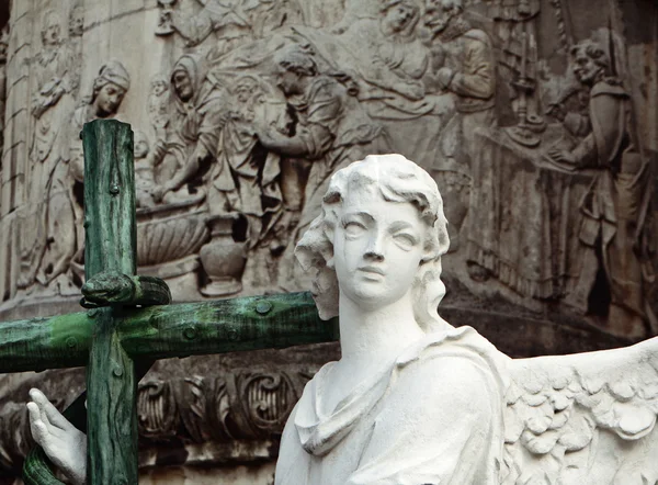 Ángel escultura de mármol — Foto de Stock