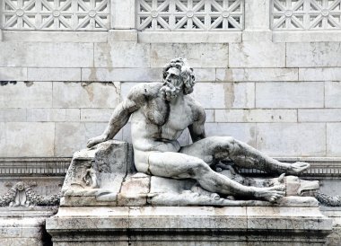 architectonic detay tirrhenian sea Roma heykeli ile