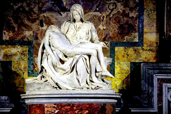 Michelangelo 's Pieta in de Sint-Pietersbasiliek in Rome — Stockfoto