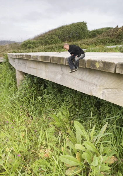 Fotomontagem de um homem em miniatura na natureza — Fotografia de Stock