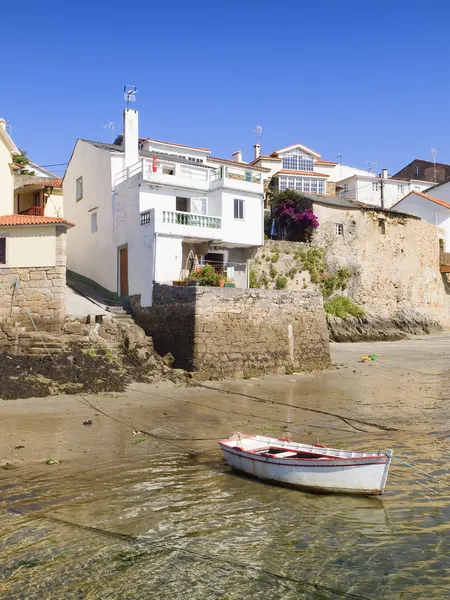 Casas na costa do mar com um barco — Fotografia de Stock