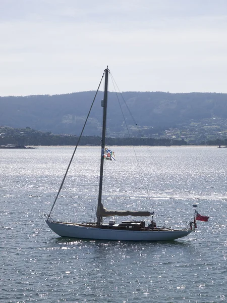 Hintergrundbeleuchtung Segelboot — Stockfoto