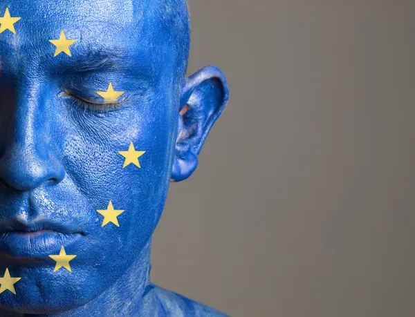 他脸上画着国旗的欧洲联盟 (4 人) — 图库照片