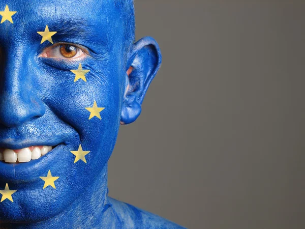 他脸上画着国旗的欧洲联盟 (3 人) — 图库照片