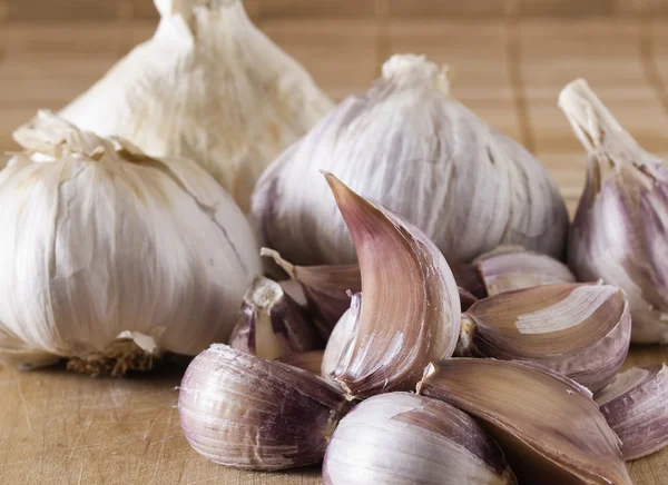Some garlic cloves — Stock Photo, Image