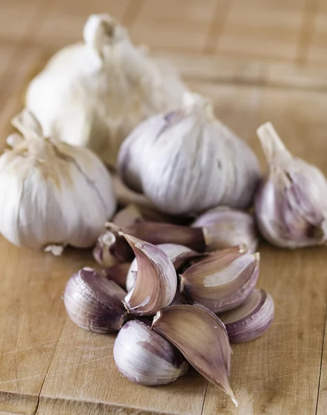 Garlics on a wooden table — Stock Photo, Image