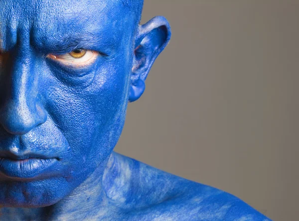 Gesicht Mann von blauer Farbe bemalt — Stockfoto