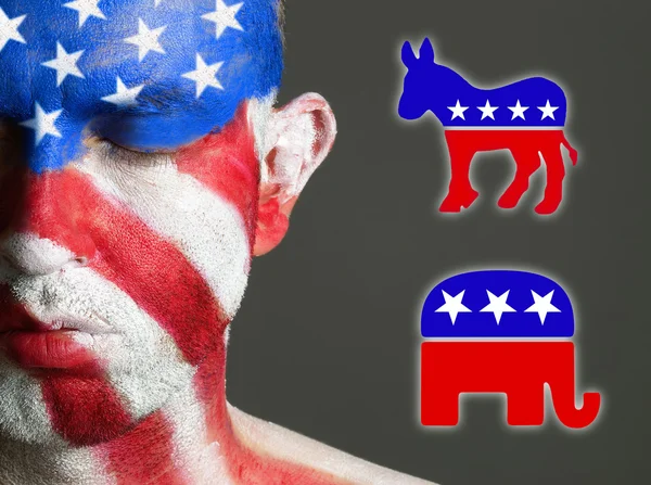 Hombre cara bandera USA, ojos cerrados, símbolo republicano y demócrata — Foto de Stock