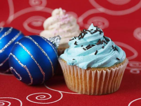 Zwei Cupcakes mit Weihnachtskugeln 2 — Stockfoto