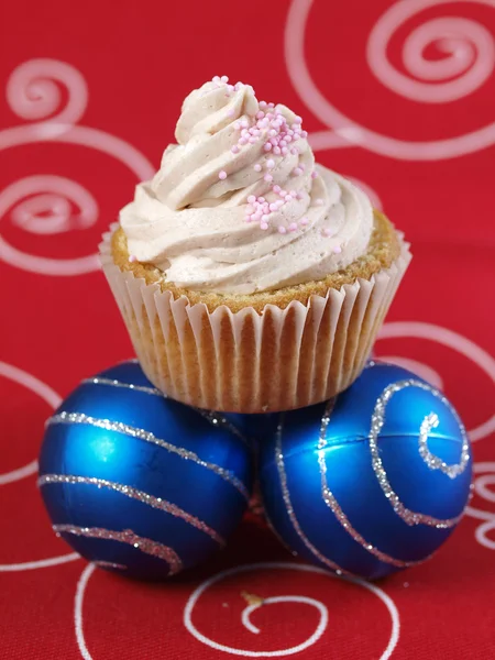 En cupcake och två julgranskulor 3 — Stockfoto