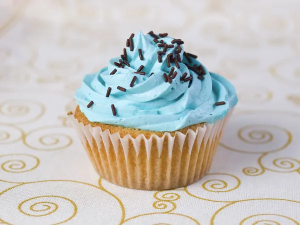 Un cupcake azul en un mantel — Foto de Stock