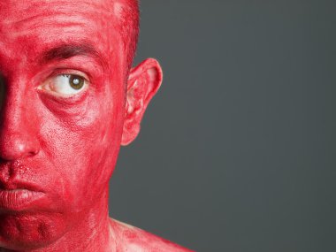 yüz adamı kırmızı makyaj