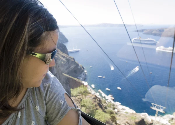 Frau schaut aus Seilbahn — Stockfoto