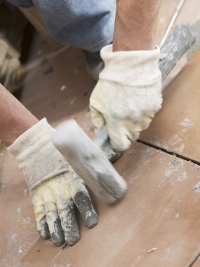 çekiç ile çalışan adam