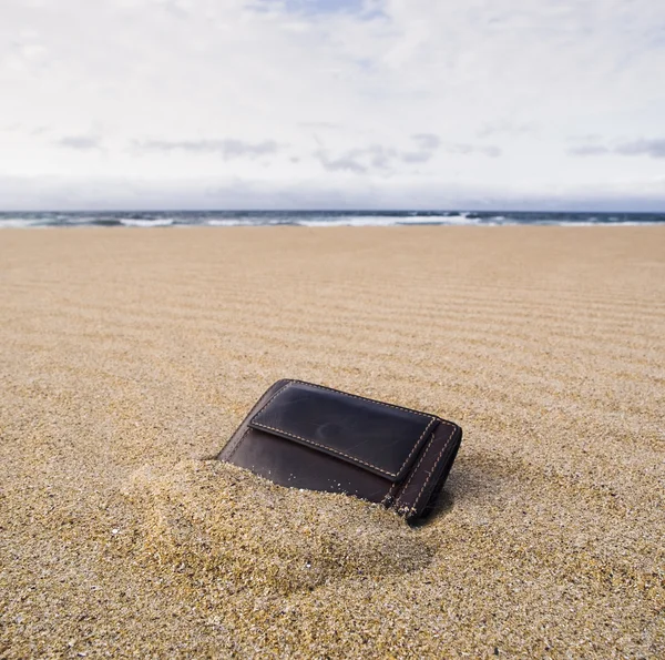 Billfold sur la plage sur le sable — Photo