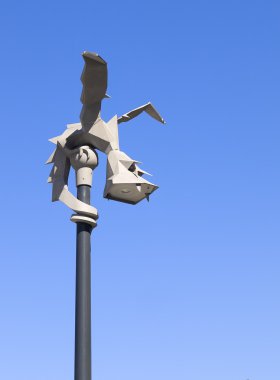 ejderha şeklindeki elektrik direği