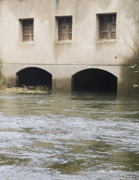 Затопленное здание — стоковое фото