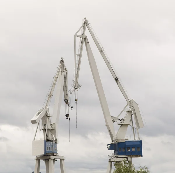 Due gru in un cantiere navale — Foto Stock