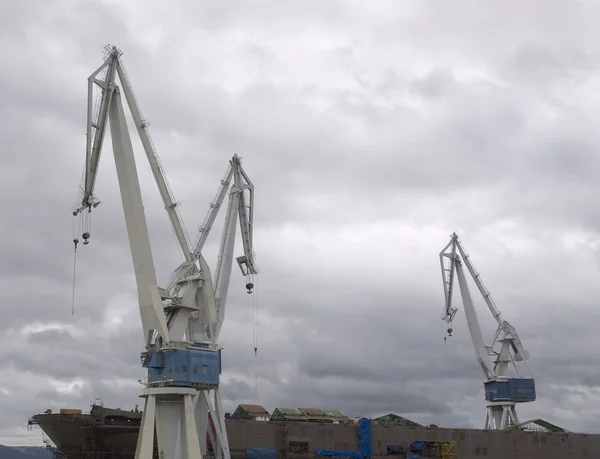 Cranes in a shipyard — Stock Photo, Image