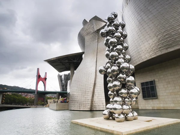 BILBAO, ESPAÑA-JULIO 19: El Museo Guggenheim de Bilbao, España, o — Foto de Stock