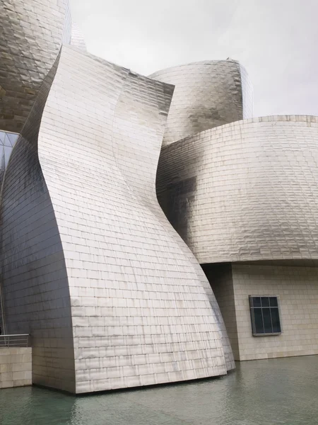 BILBAO, ESPAÑA-JULIO 19: El Museo Guggenheim de Bilbao, España, o — Foto de Stock