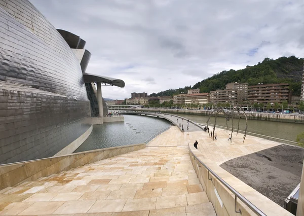 BILBAO, ESPANJA-HEINÄKUU 19: Guggenheimin museo Bilbaossa, Espanjassa, o — kuvapankkivalokuva