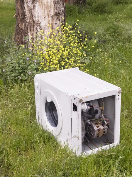 Çamaşır makinesi doğada terk — Stok fotoğraf