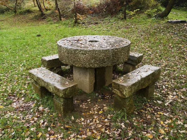 Banco de piedra y detalle de mesa — Foto de Stock