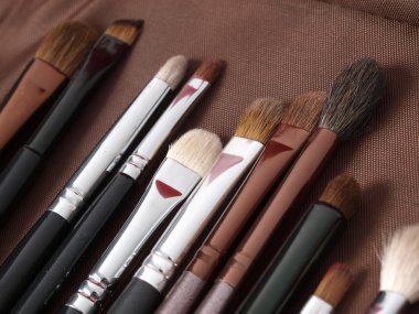 bir satır ayrıntılı olarak fırçalar