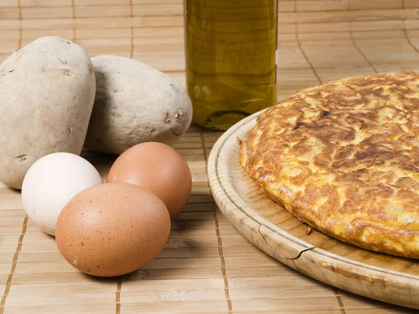 Spanish omelette and ingredients — Stock Photo, Image