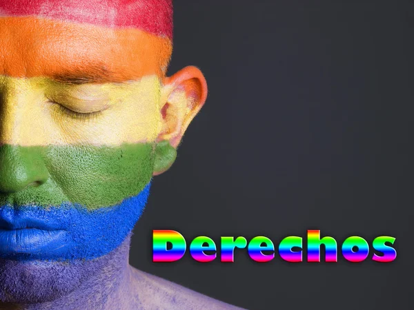 Hombre bbca gay y ojos cerrados. Confesto de derechos . — стоковое фото