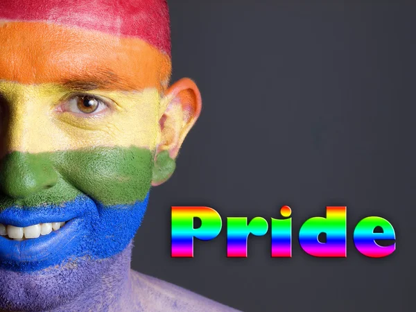 Gay flagga ansikte man ler och stolthet koncept — Stockfoto