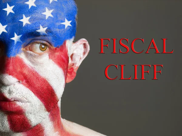Hombre frente a bandera de USA, Cliff fiscal — Foto de Stock