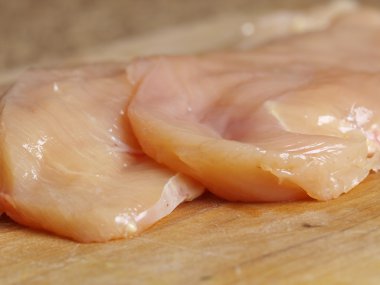 bir tahta üzerinde tavuk fileto