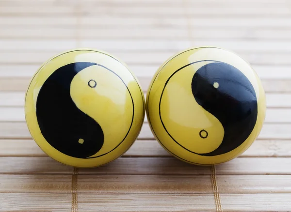 Dwa baoding piłki z symbolem yin yang — Zdjęcie stockowe
