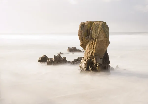 Большая скала на море — стоковое фото