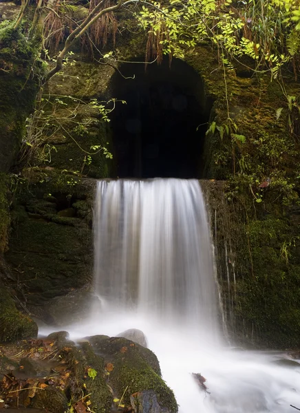 Waterfall in the rock — Stock Photo, Image