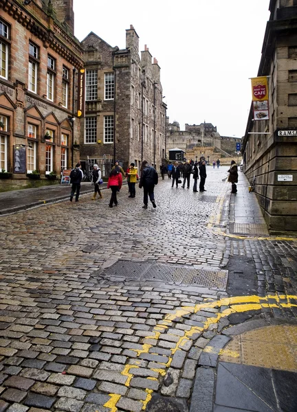 EDINBURGH, SCOTLAND-JANUARY 20: Royal Mile street in Edinburgh, — Stock Photo, Image