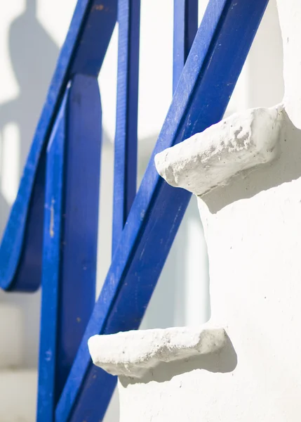Corrimão azul e escadas brancas — Fotografia de Stock