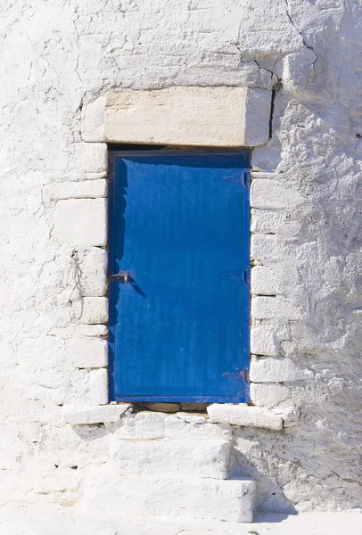 Porta azul na parede branca — Fotografia de Stock