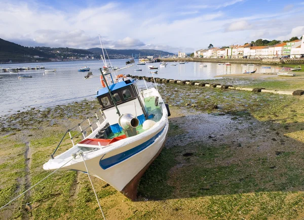 Fiskebåt vid lågvatten i Galicien — Stockfoto