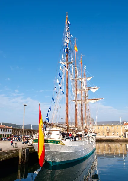 Ferrol, spain - 16 februari: spanska flottans skolskepp, juan se — Stockfoto