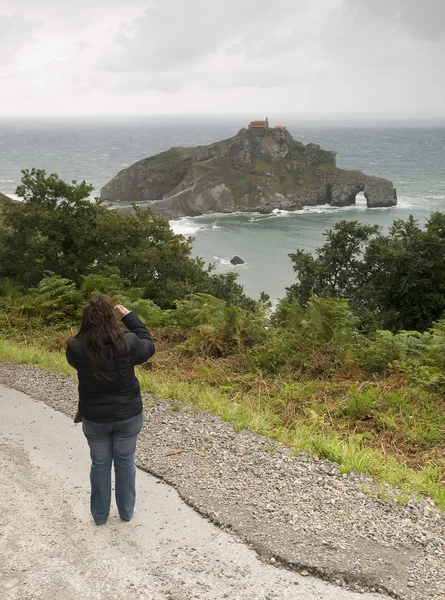 San Juan de Gaztelugatxe whit mulher — Fotografia de Stock