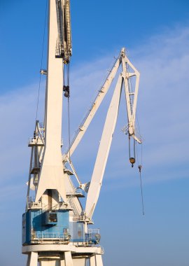 bir tersane içinde iki Vinçler